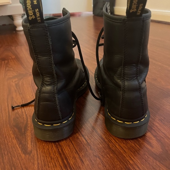 Doc martens non platform high boot1460 matte no scratches or holes just a crease - Picture 4 of 5